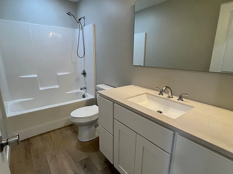 225-239 251 South Park — Photo 8