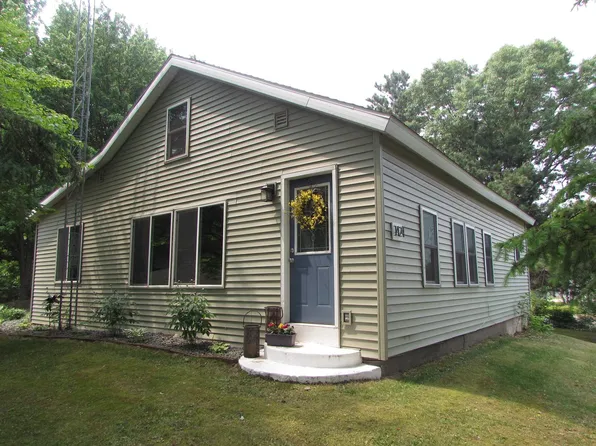 1424 Berlin St, Waupaca, WI 54981