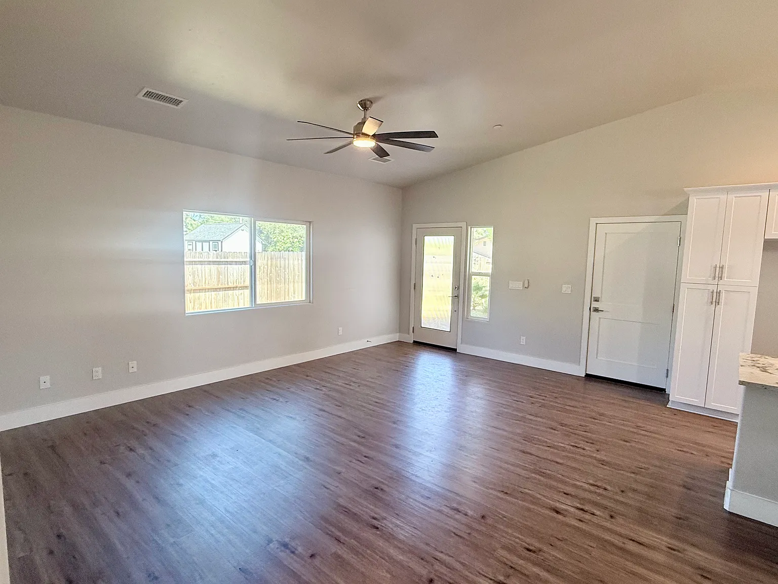 3 bed, 1200 sqft, $3,250 — Photo 4