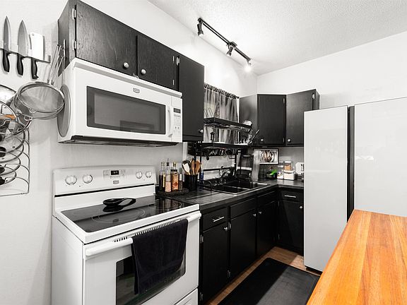 4th image of 117 W 1st Ave