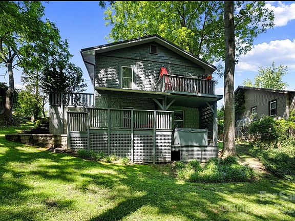 Back yard - Whole bottom deck is for Unit B