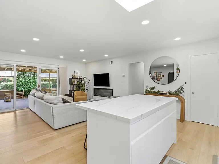 5588 Dartmouth Dr — Photo 7
