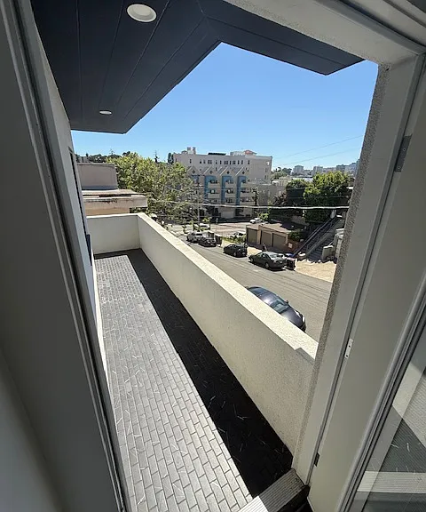 420 Merritt Ave #J — Photo 2