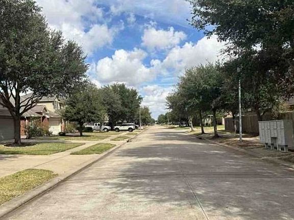 Exterior Neighborhood (street photo)