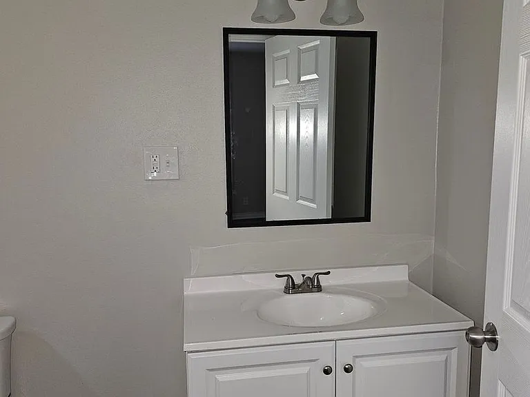 709 S Olive St — Photo 10