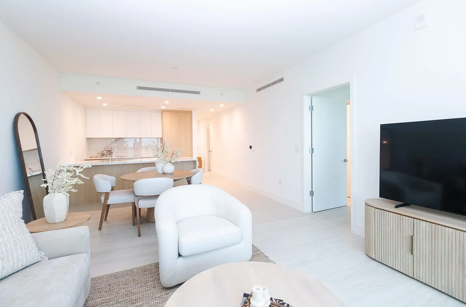 1 bed, 2.0 bath, 1076 sqft, $6,183 — Photo 3