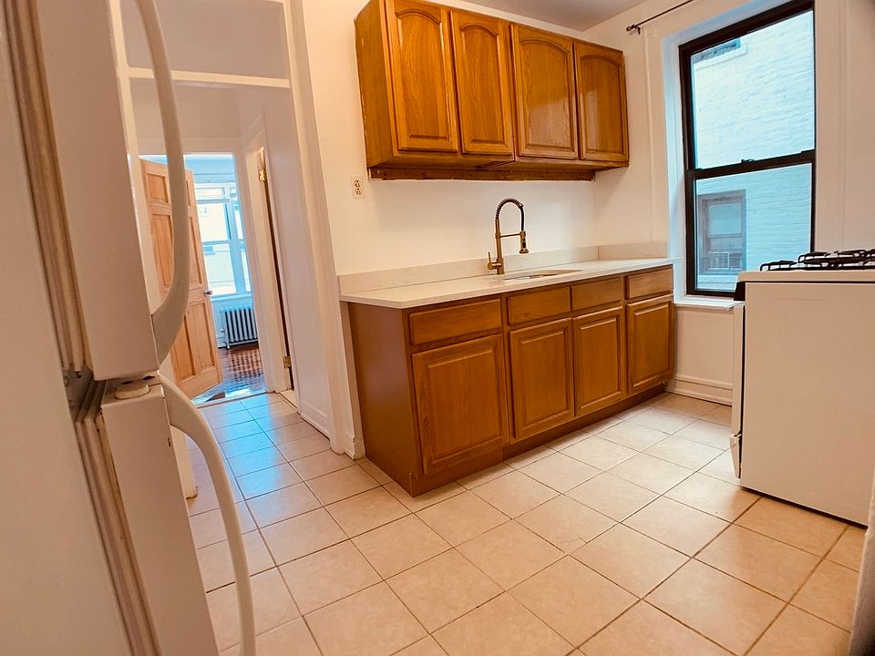2nd image of 21-23 27th St #D1
