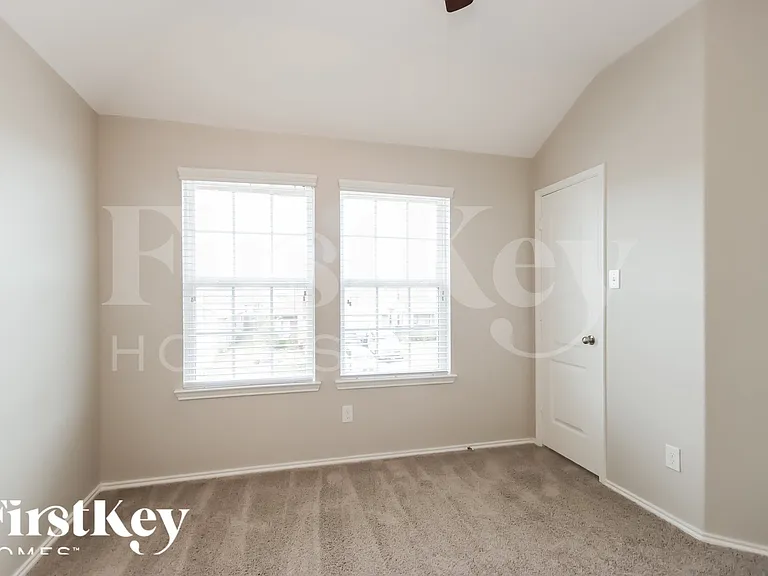 2526 Cold River Dr — Photo 12