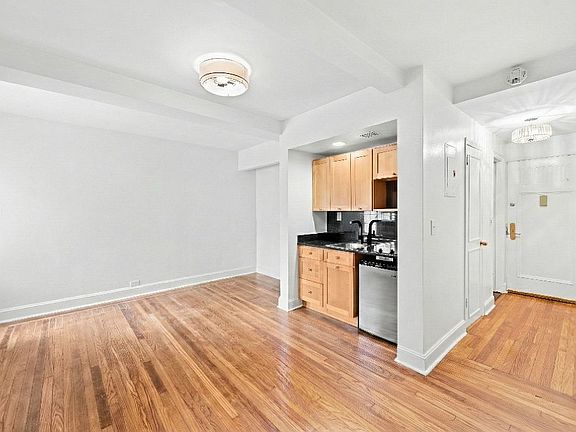 2nd image of 25 Tudor City Pl APT 1009