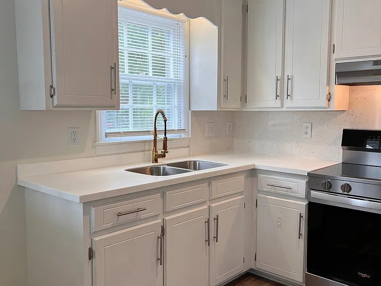 1135 W Thomas St — Photo 4