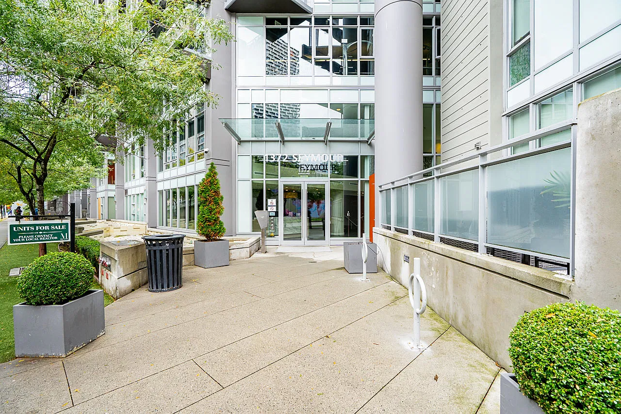 1 bed, 555 sqft, $3,000 — Photo 2
