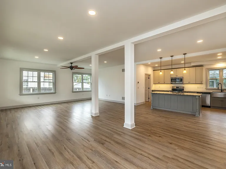 411 James St — Photo 10