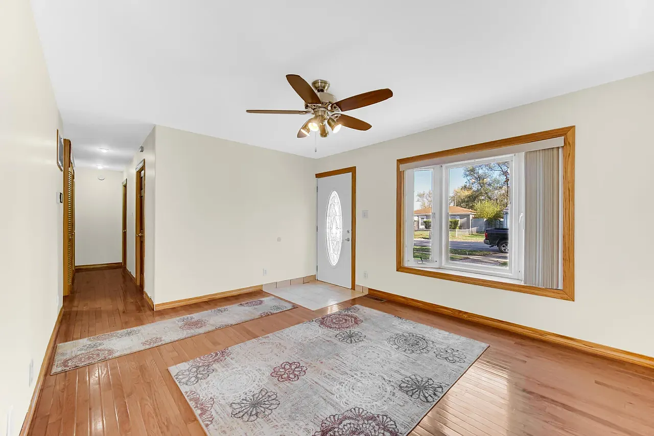 3 bed, 1250 sqft, $1,800 — Photo 2