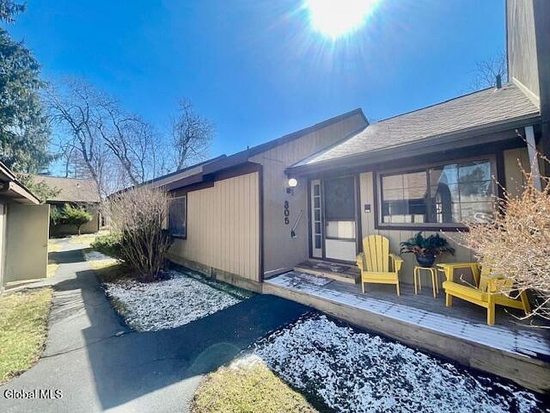 3rd image of 305 Huntington Court