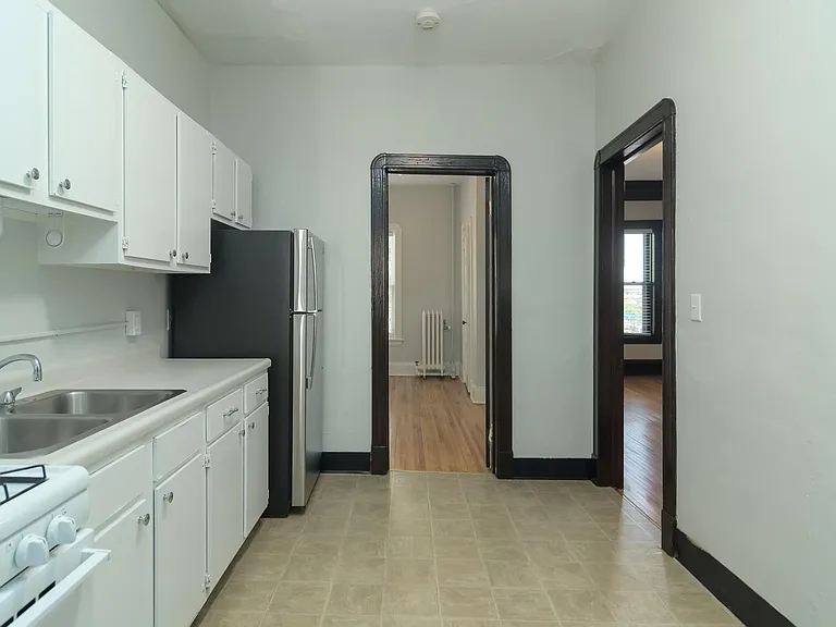 Lowry Hill Apartments — Photo 9
