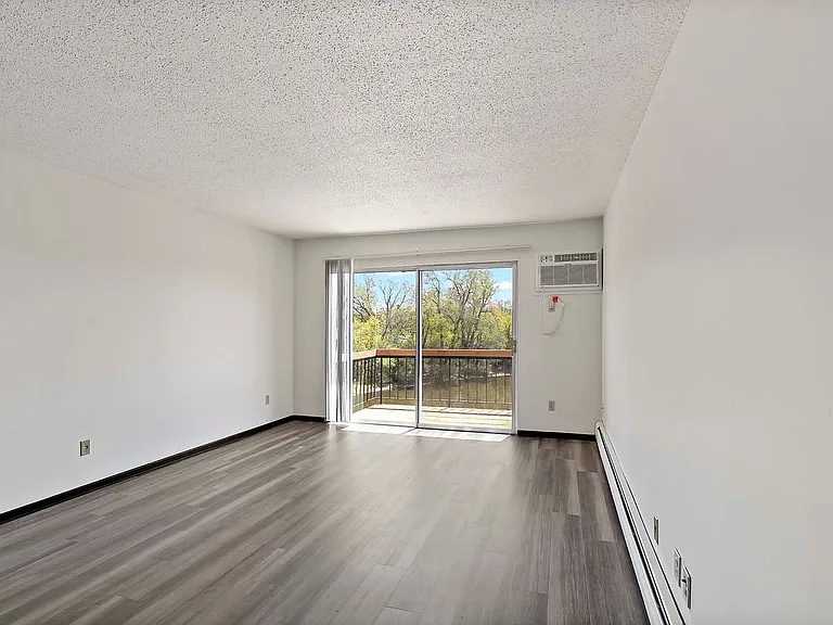 Winnetka Village Apts — Photo 14