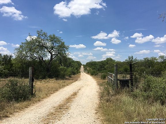 4th image of 840 Atascosa County Road 101