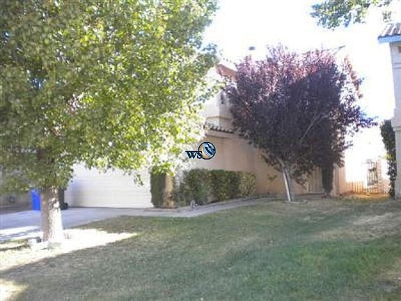 Fully landscape two-story, 4 bedroom 3 Bathroom - Photo 6