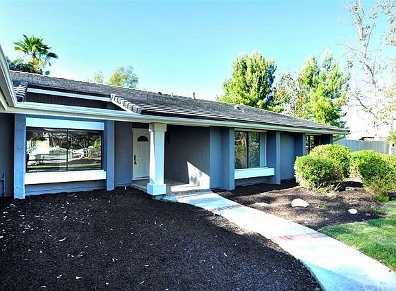3rd image of 40489 Carmelita Cir