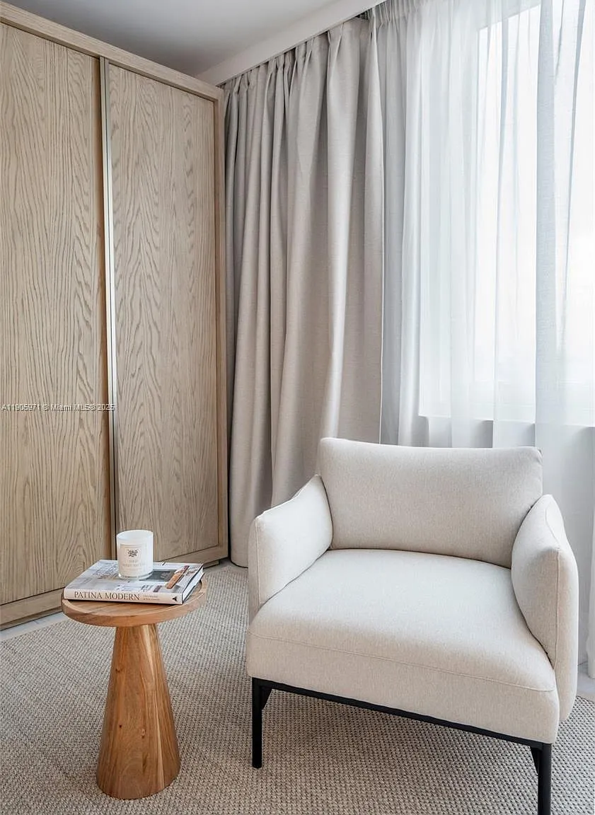 Roney Palace Condo — Photo 4