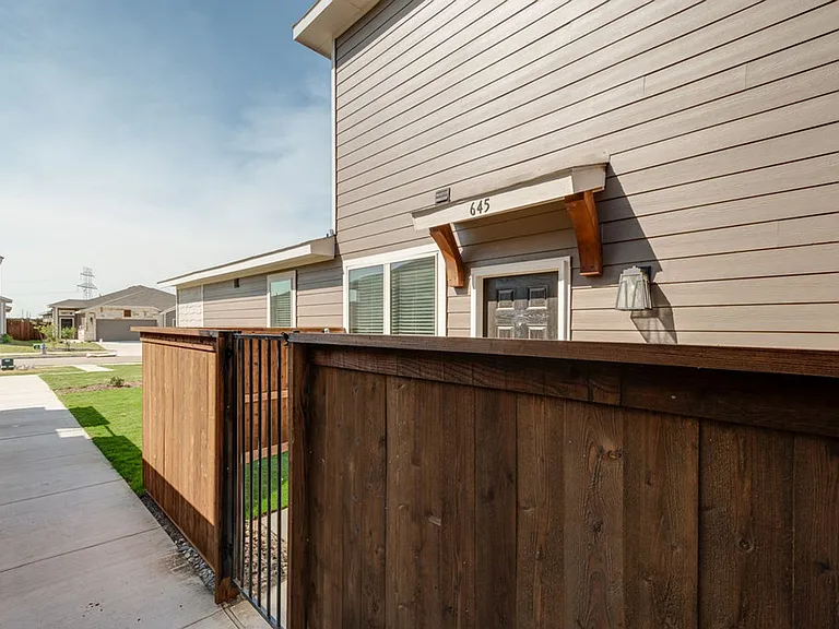 645 Harvest Moon Dr — Photo 2