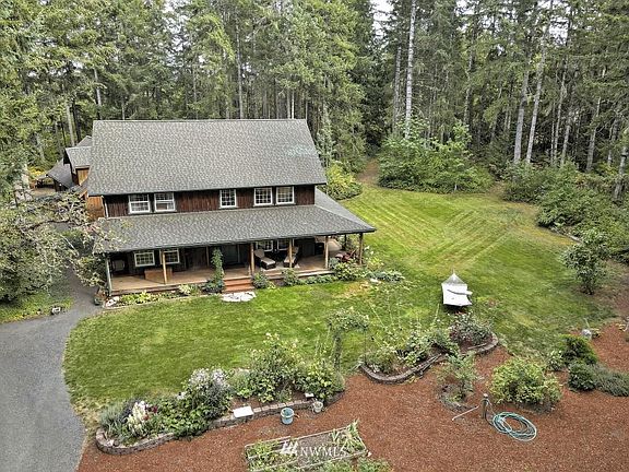 3rd image of 211 SE Cedar Hill Ln