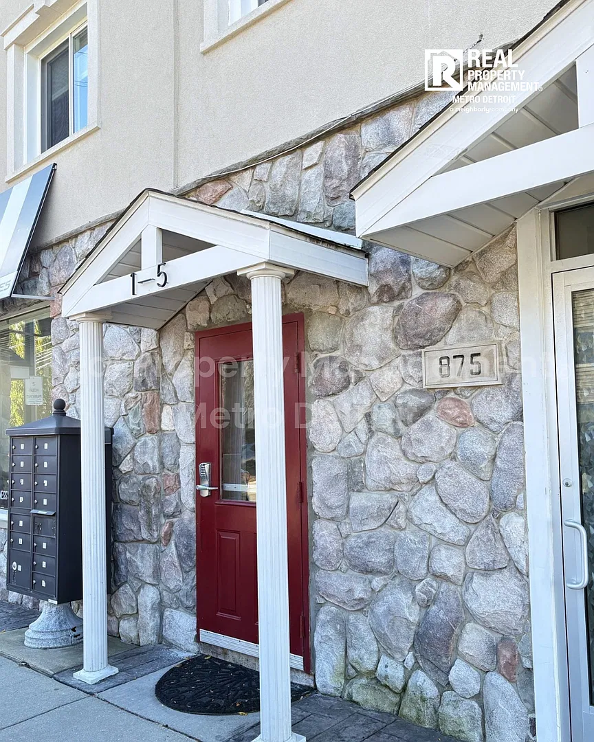 Beautifully Renovated Downtown Apartment! — Photo 1