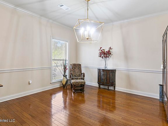5th image of 173 Woodlands Glen Cir