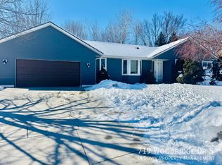 719 Woodridge Dr S, Chaska, MN 55318