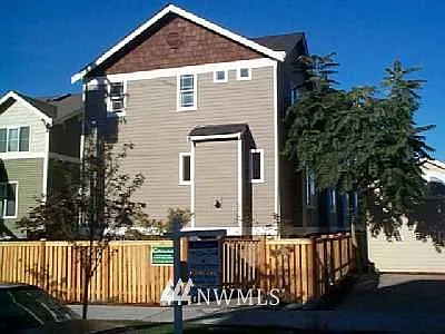 6415 B 9th Ne Avenue NE photo 1