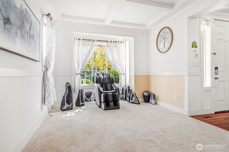 4th image of 1825 Redmond Place NE