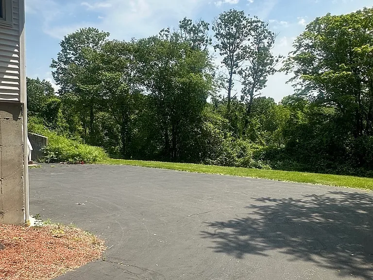585 Burncoat St — Photo 3