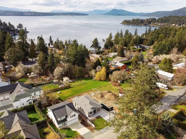 10956 Chalet Rd, North Saanich, BC V8L 5M2