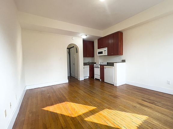 3rd image of 11 Waverly Pl #12L
