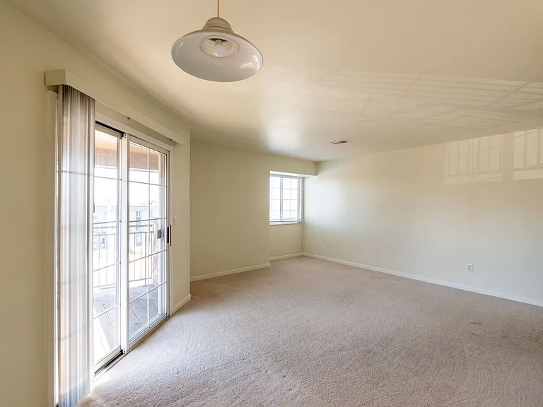 Highline Pointe Apts. — Photo 11