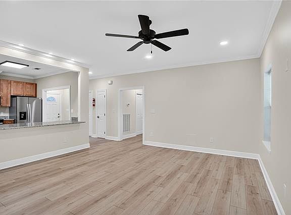 5th image of 609 Carnation Ave
