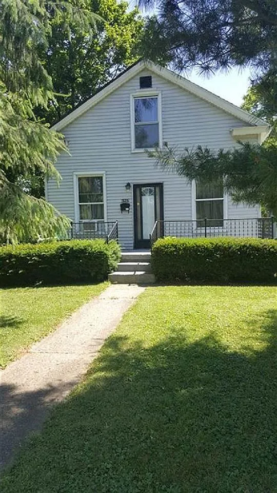 328 NW L St photo 1