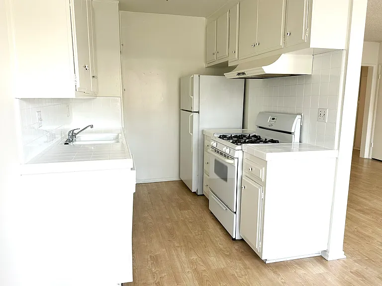 3531 Clarington Ave #5 — Photo 6
