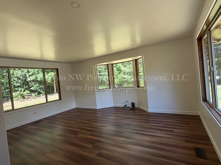 5825 67th Ave NE — Photo 2