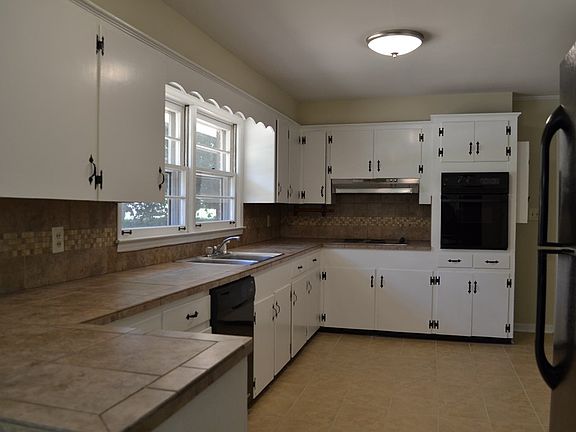 3rd image of 214 Oakwood Cir