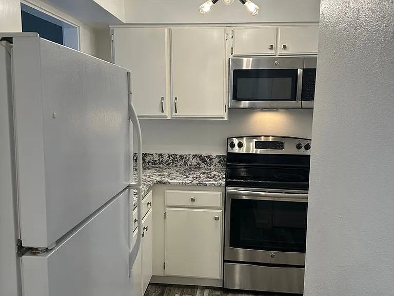 405 Stonewood Dr — Photo 9