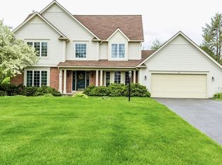 8 Saybrooke Dr, Penfield, NY 14526