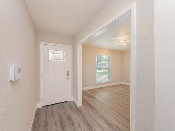 5th image of 1009 Rolling Green Dr