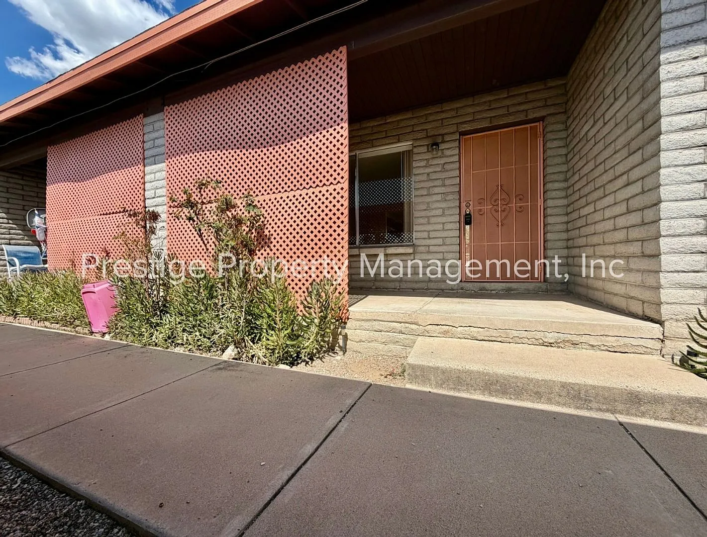 Darling East Side Duplex — Photo 2