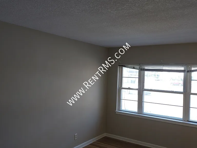 1251 SW Topeka Blvd #13 — Photo 3
