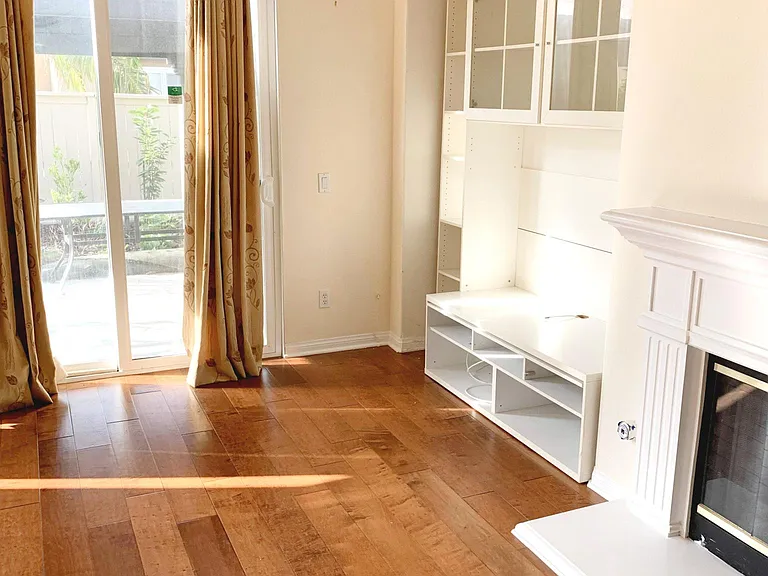 Family Room w/TV niche