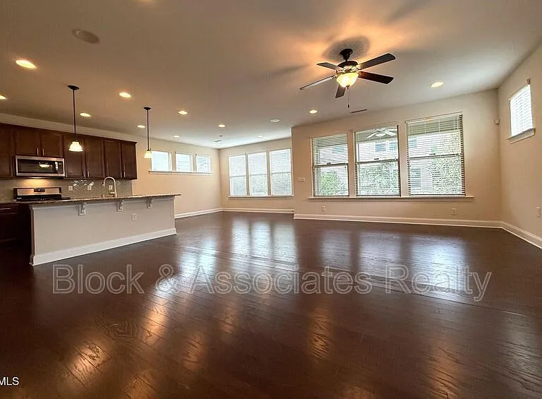 238 Begen St — Photo 3