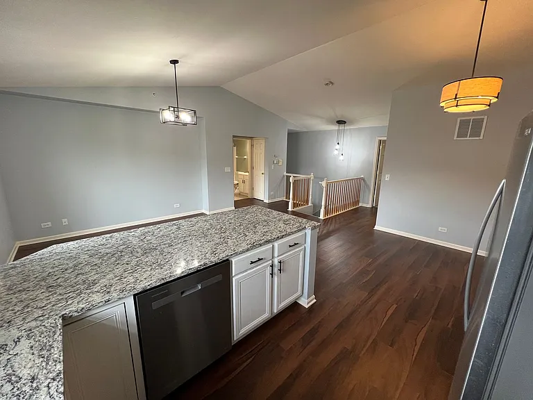 979 Kensington Dr — Photo 5