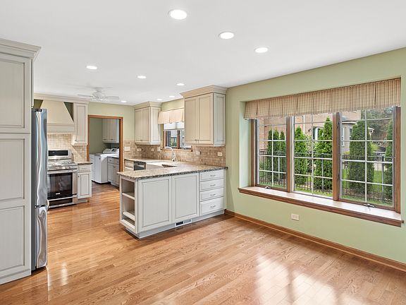 4th image of 609 Claire Ln