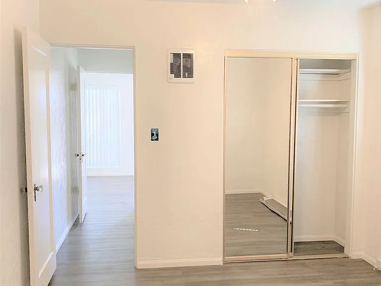 732-734 Zanzibar Ct — Photo 9